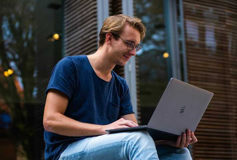 12 Tips Menjaga Etika Digital Bagi Karyawan Kantoran Modern