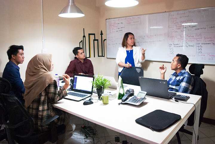 Cara Perusahaan Meningkatkan Efisiensi Tim Tanpa Tambah Beban Kerja